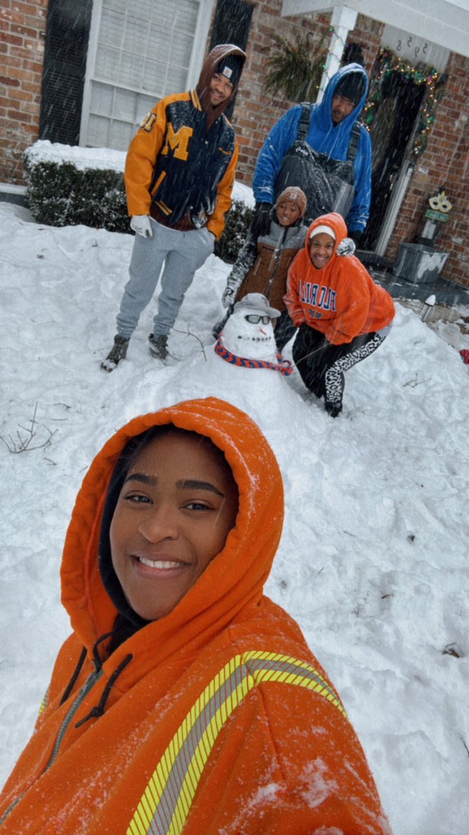 Solomon83832010's tweet photo. We got snow today ! https://t.co/MkZmw9UavU