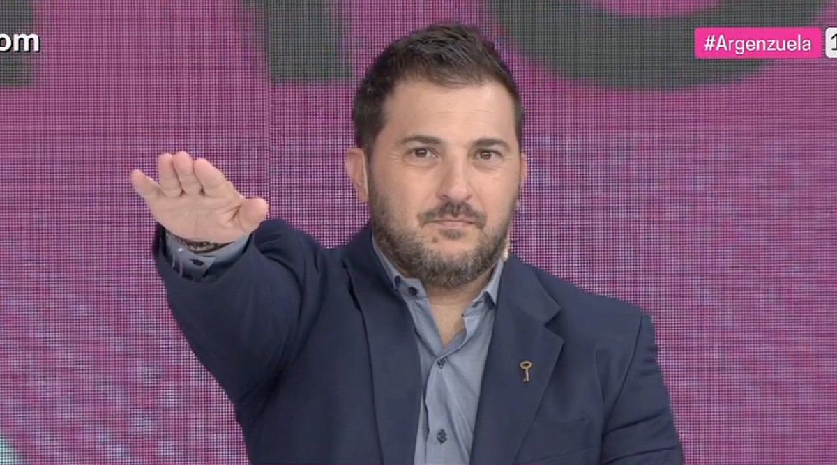 GordoEdicion's tweet photo. Este reverendo pelotudo sí hizo el saludo y nadie en C5N se escandalizo. https://t.co/4sTv8Yy00j