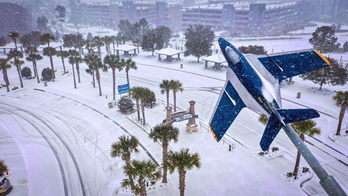 DeccanChronicle's tweet photo. A #WinterStorm sweeping through the U.S. South on Tuesday was dumping #snow at levels millions of residents haven't seen before #USwinter #USwinterstorm -- AP photos https://t.co/E1wstGr7qB