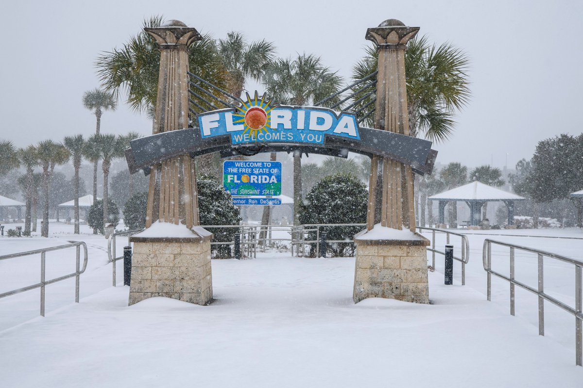 DeccanChronicle's tweet photo. A #WinterStorm sweeping through the U.S. South on Tuesday was dumping #snow at levels millions of residents haven't seen before #USwinter #USwinterstorm -- AP photos https://t.co/E1wstGr7qB