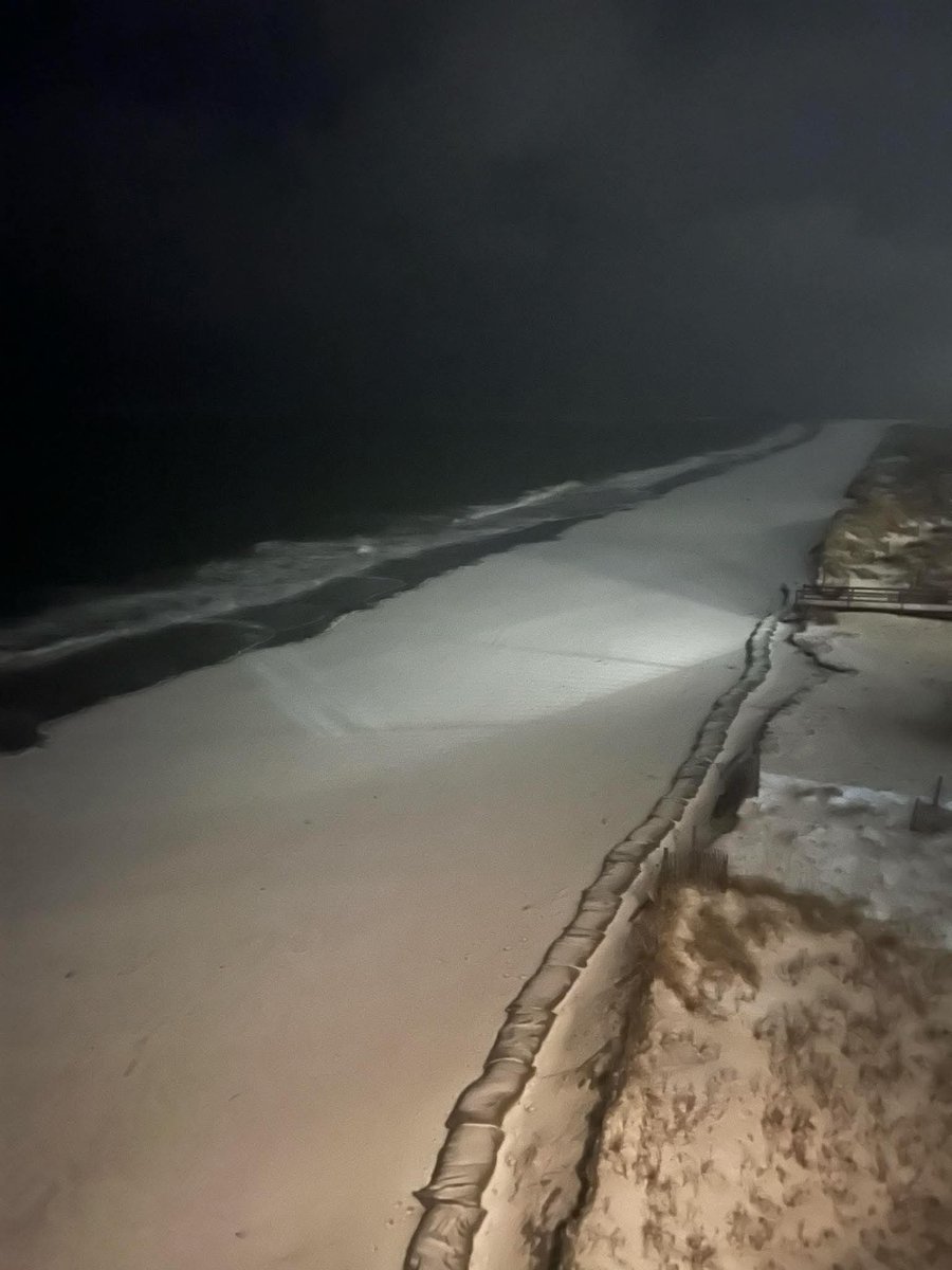 Isle of Palms becoming the Isle of Snow!  ❄️ 📸:  Lauren Noonan-Brown  <a href="/Live5News/">Live5News</a> #scwx <a href="/NWSCharlestonSC/">NWS Charleston, SC</a>