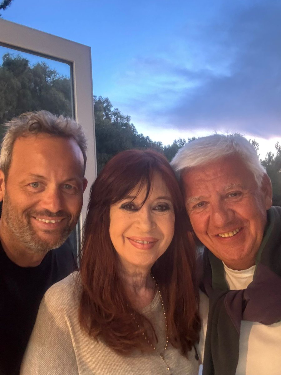 harranz's tweet photo. Honrados de recibirte en #LaMejorPlayaArgentina @CFKArgentina https://t.co/oHCVlILEJw