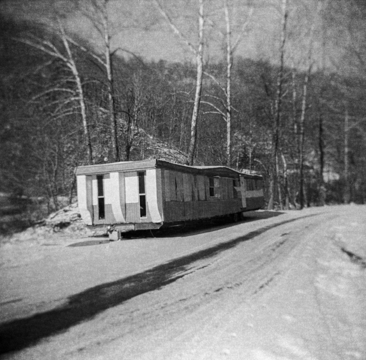 CrisRitchiePics's tweet image. Winter in Eastern Kentucky, with the Holga on Kodak Tri-X. I like shooting with this little plastic camera, especially in black and white.