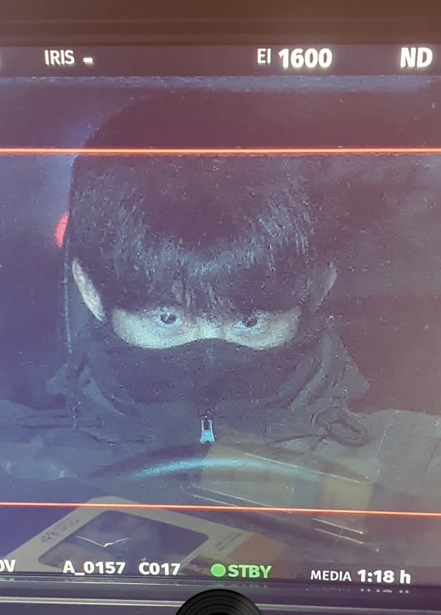 Gukguk9988's tweet photo. 베테랑2 촬영장에서 찍은 셀카도 다른 셀카에 비하면 좀 튀는데 실제 촬영 카메라에 찍히는 박선우 눈빛이랑은 비교도 안 되는게 영원히 느좋임 https://t.co/1JKHuaInIC