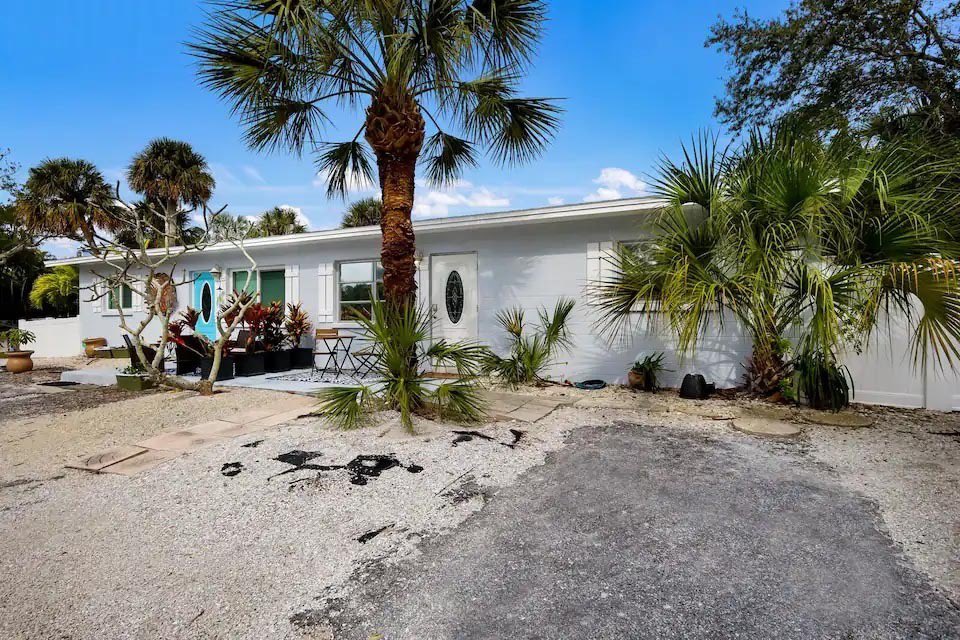ChaseTriplett5's tweet photo. Check out this amazing property by the beach and book some time soon to unwind and relax with family or friends! https://t.co/lAWEBSCAEE