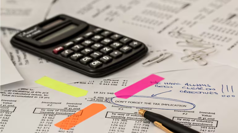 moneycontrolcom's tweet photo. #BudgetWithMC | Budget 2025 wish list: 'Relax income tax return-filing timelines for residents with foreign income' 💰🇺🇸

@ChandnaAkhil  writes more in this piece⤵️
https://t.co/mE7LU7YRVK

#Budget2025 #Wishlist #IncomeTax #ForeignIncome https://t.co/b1FCZP4LQ9