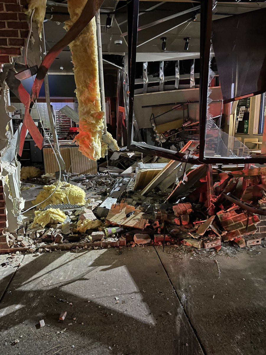 devanteeeee's tweet image. A van ran into a Starbucks in Monroe, LA Tuesday evening. No one was hurt.