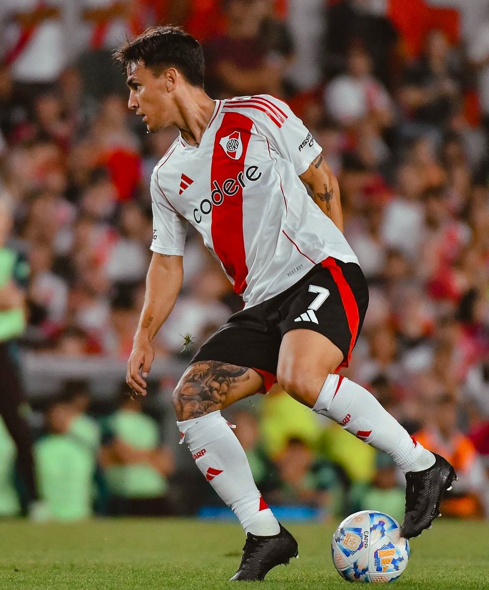 cris__ese's tweet photo. 7, botines negros, zurdo y pelota abajo de la suela. Seremos felices https://t.co/5Xe0RvMepv