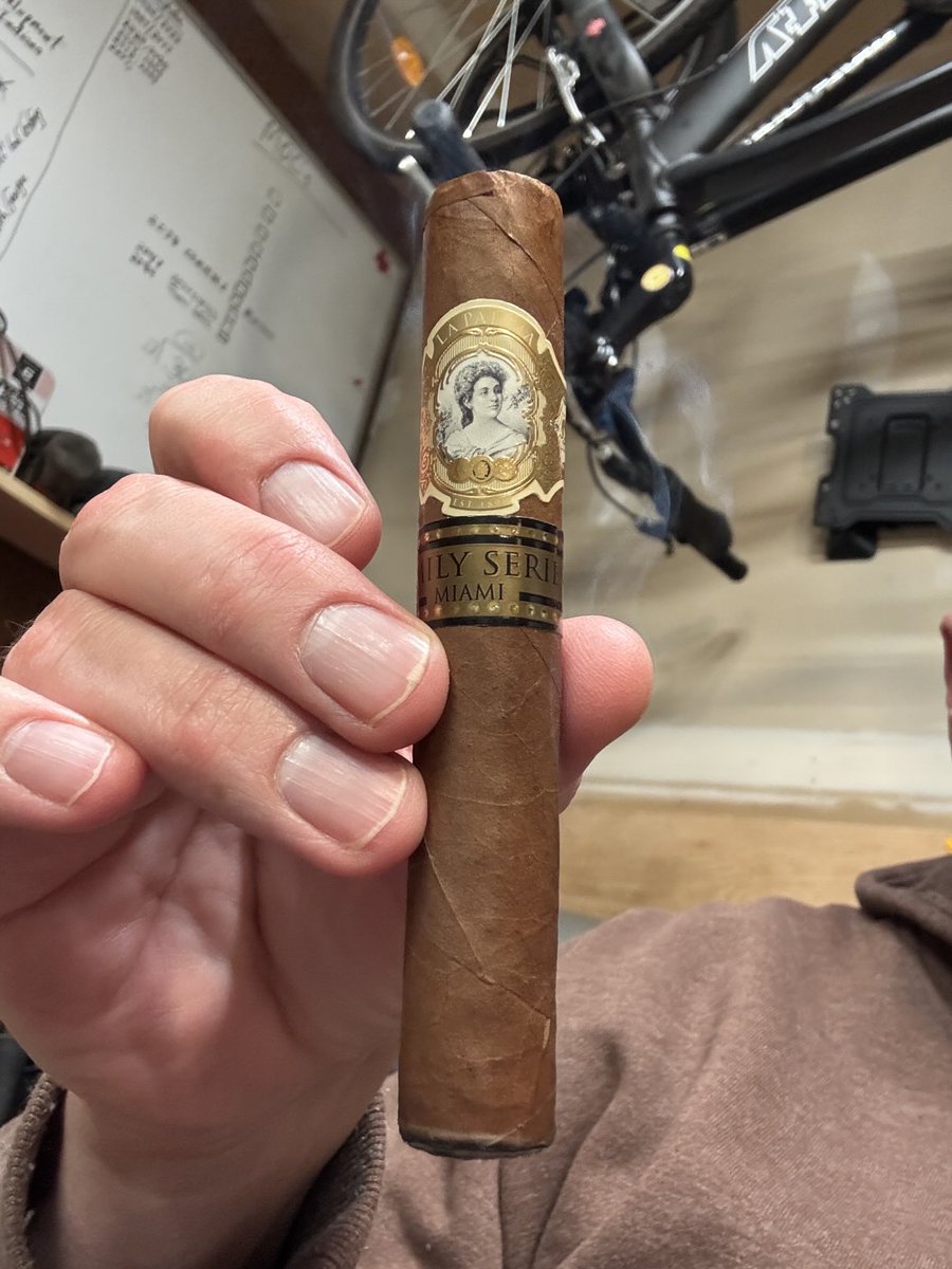 Stoicism_Cigars's tweet photo. This is delicious! #LaPaulina #FamilySeries #Miami #BOTL #CigarsOnX #pssita #GarageSmoking #BoxPassGem https://t.co/Q8MC9N1cpS