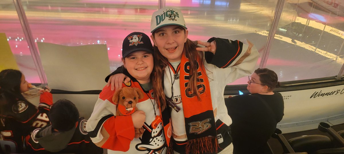 Rudedeck's tweet image. Nice!!!!!  I&apos;m in the building tonight with my two kids (they&apos;re wearing the wrong colors though)!!!!  Go Cats Go!!! Decker from Eastvale &amp;amp; my two little ones are streaming tonight on the @FlaPanthers app! #WorldFamousFormerTwitterSegment 🐀