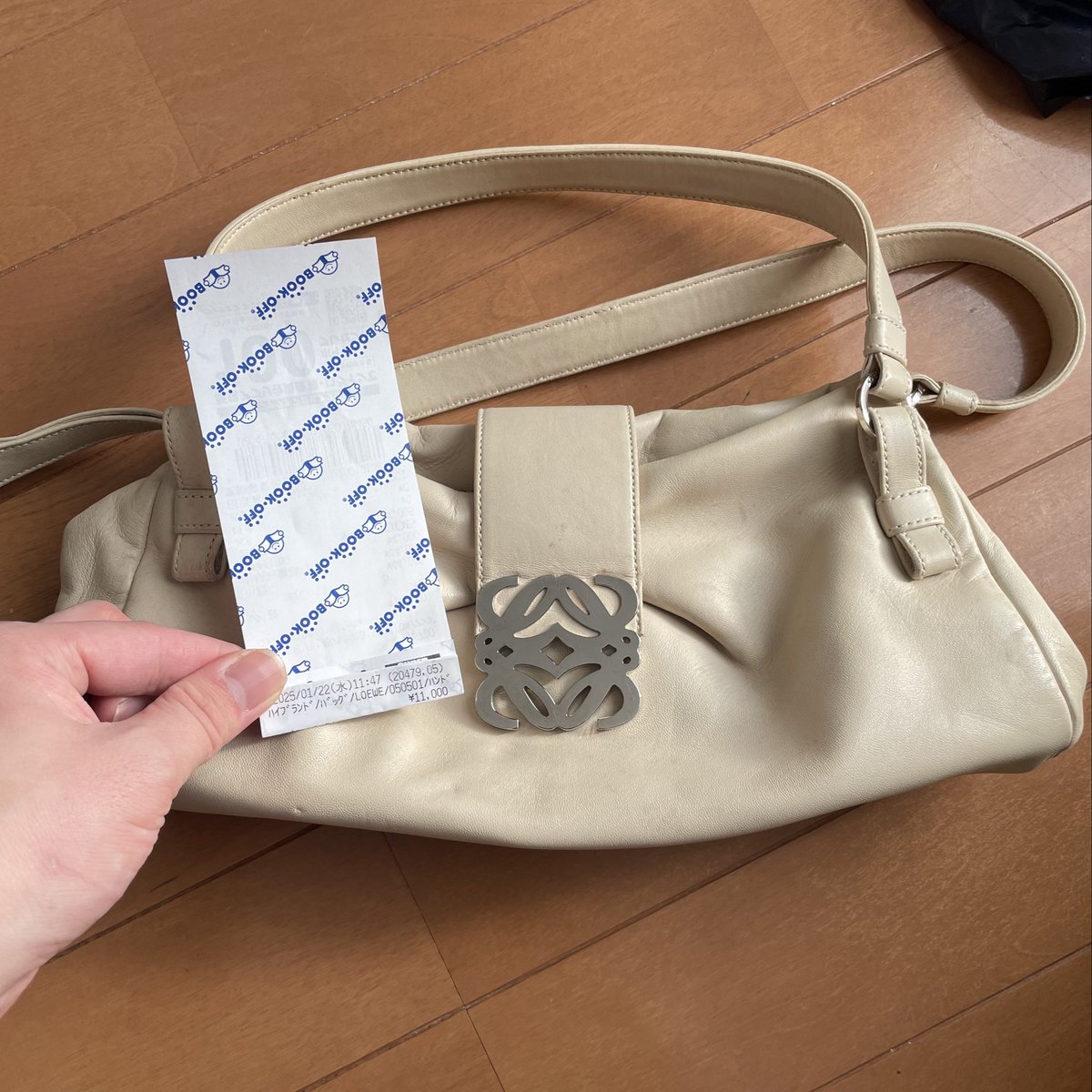 AmazonYahoo4's tweet photo. 久しぶりに店舗へ仕入れに行ったら激アツバッグ見つけた🔥
ロエベのバッグ11000円ん？安くね？しかも金具付いてるし⋯リサーチ後の汚い商品でも19000円 綺麗な商品で3万円以上で売れるかな、写真上手く取れれば5万も狙える✨

いつもアパリセの動画見てるから反応出来たんだね多分！
#アパリセ https://t.co/1jmpGSnQTv