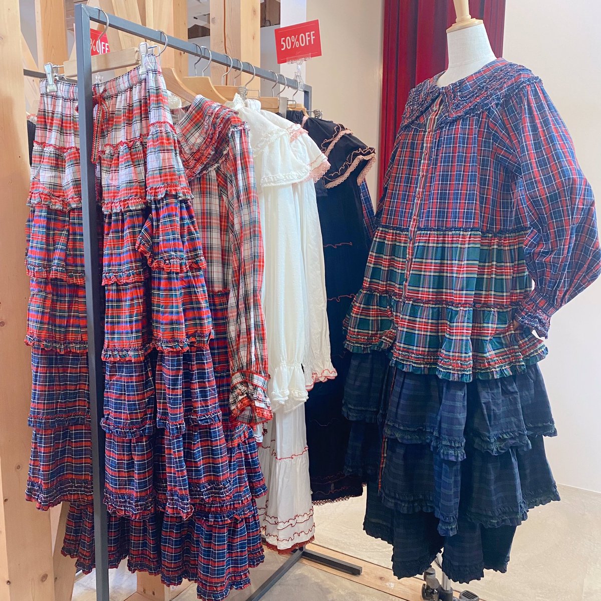 omotesando_PH's tweet photo. 皆様おはようございます♡
本日も11時より開店いたしました〜✨
ご来店心よりお待ちしております♩
alcaliアイテムSALE開催中です🎀
2点以上ご購入で更に10%OFFのお得な機会です🐱♡
🐈原田🐈
#alcali
#ピンクハウス
#PINKHOUSE https://t.co/pzNhOYBpGw
