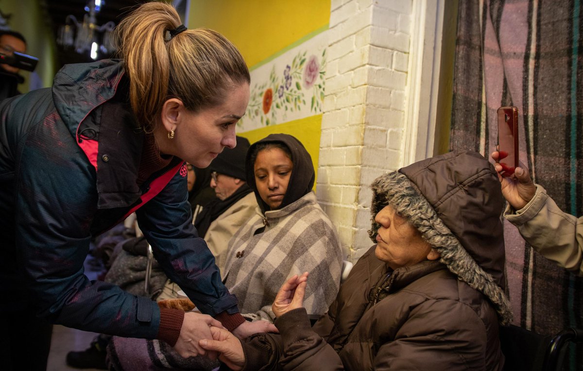 Acompañamos al Alcalde Javier Díaz a visitar el Albergue Refugio de los Necesitados y el Albergue Viviendo en Voz Alta A.C. para llevarles gorros invernales, pan y chocolate calientito en esta temporada de frío. ❄️ 💕