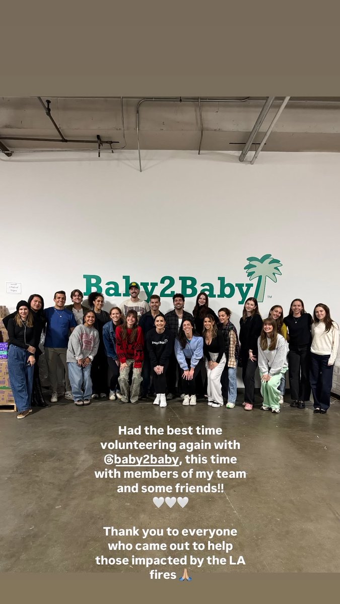 demilovatobr's tweet photo. Preciosa! Demi Lovato participou novamente hoje de um trabalho voluntário da Baby2Baby em pról das pessoas atingidas pelos incêndios em Los Angeles. Dessa vez, a cantora esteve acompanhada de alguns de seus amigos e membros de sua equipe. 🩶 https://t.co/a26KlI6guX