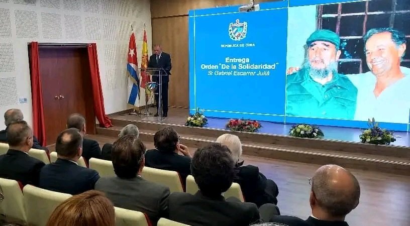 MMarreroCruz's tweet photo. En emotiva ceremonia de homenaje póstumo, realizada en la Embajada de nuestro país en España, se entregó la Orden de la Solidaridad a Gabriel Escarrer Juliá, fundador de Meliá Hotels International, quien mantuvo siempre una estrecha relación con #Cuba. https://t.co/wEJ4v9iZLL