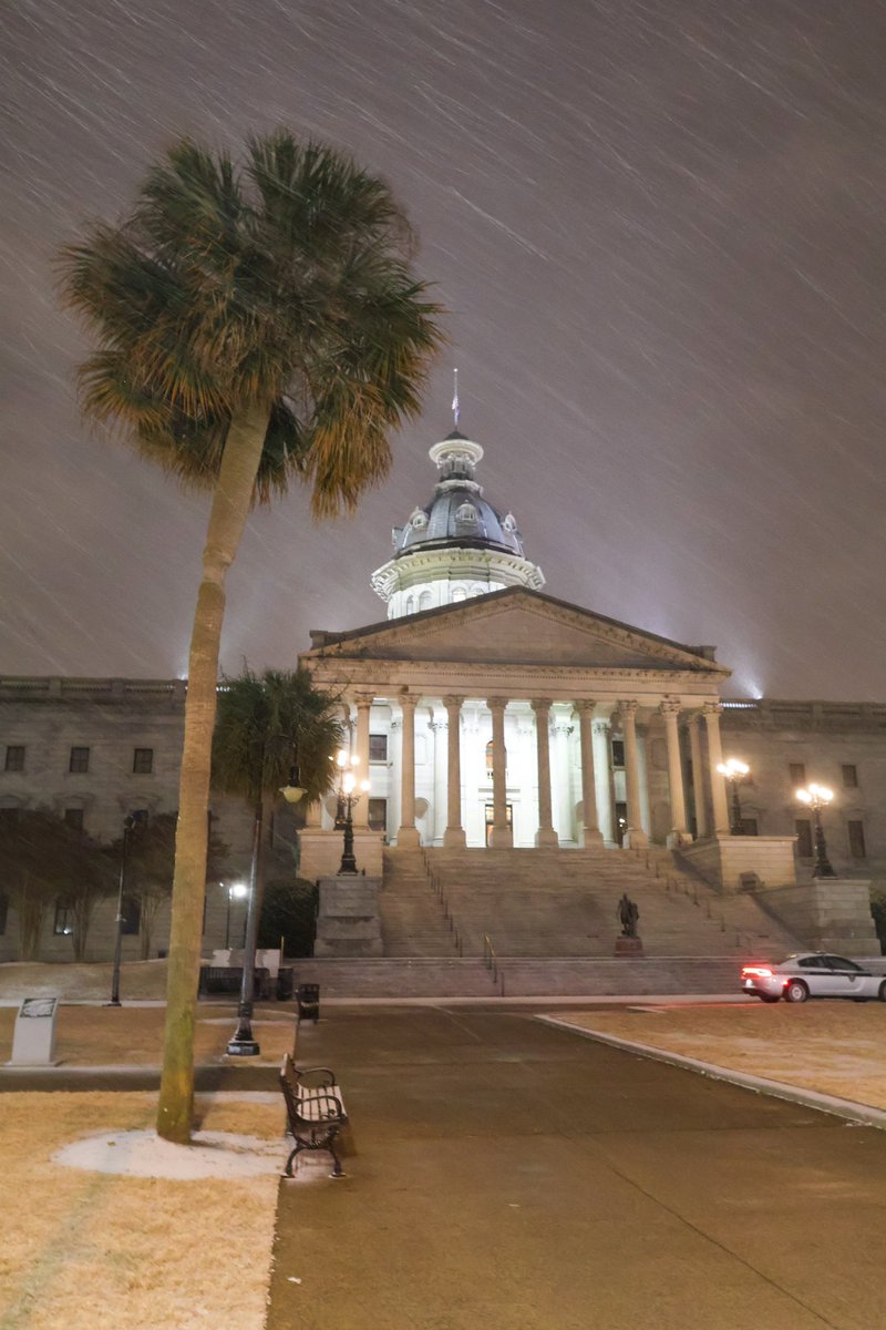 J_Sprankle's tweet image. It’s a special thing to get to see your hometown through a different lens. Winter weather in Columbia is always memorable for me, no matter how much snow falls ❄️🌴 #SCwx