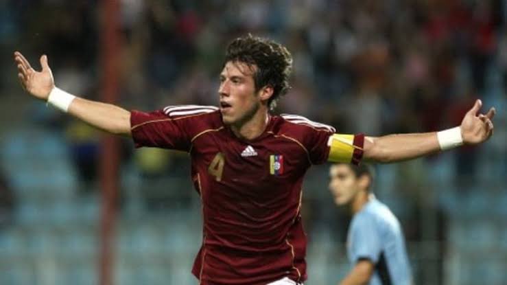 @Vino_SomosTodos <a href="/TUDNUSA/">TUDN USA</a> <a href="/VIX/">ViX</a> Córner al primer palo, peinada al segundo y chao.