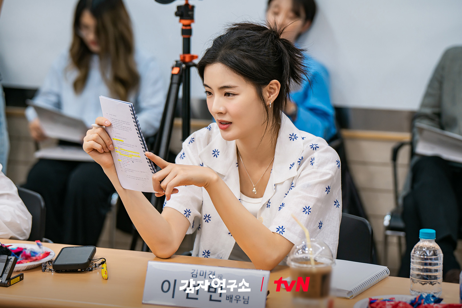 《馬鈴薯研究所》演員姜泰伍、李先彬閱讀劇本照，3月1日首播