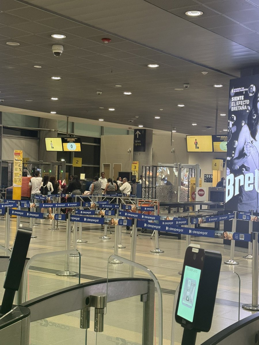 FalcoRuiz's tweet photo. @AerocivilCol @BOG_ELDORADO es insólito, que el denominado mejor aeropuerto del país, y uno de los más grandes de sur América a las 10 pm solo
Tenga un banda para atender a los pasajeros, vergonzoso @Supertransporte https://t.co/Ox6AM3Dn2F