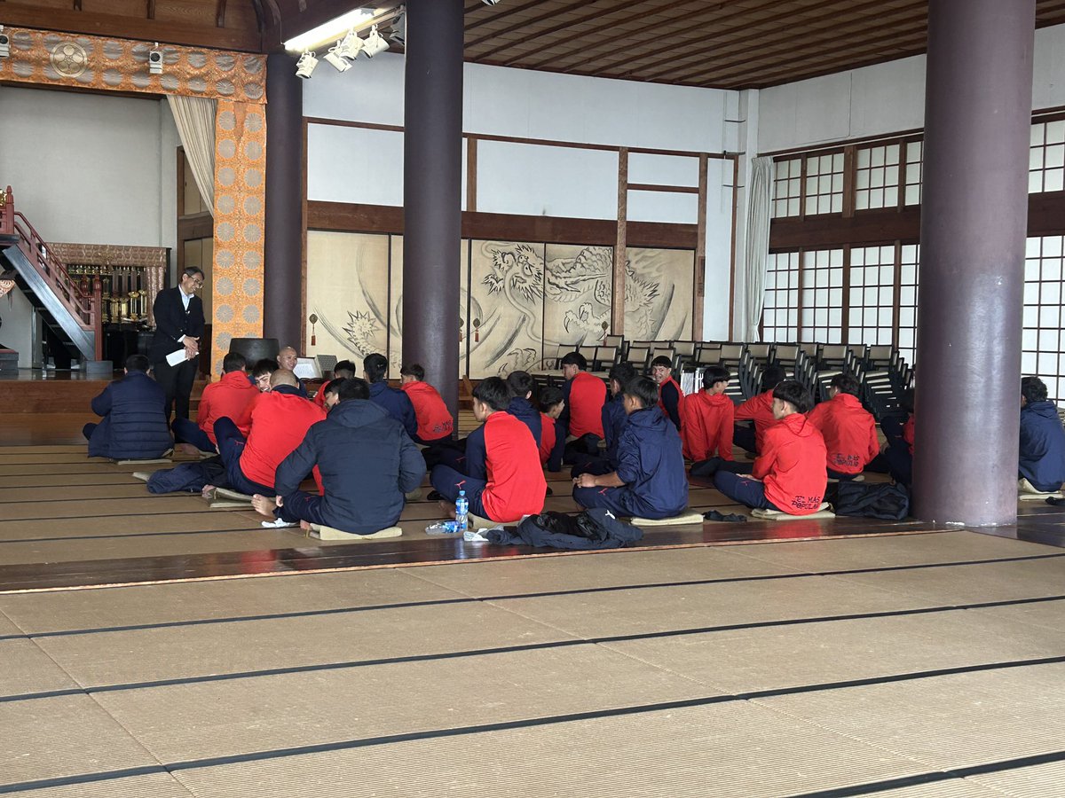 Sfuturecup's tweet photo. 海外チームの選手たちが神勝寺で坐禅とお抹茶体験をしました。
Overseas players experienced zazen and matcha tea at Shinshoji temple. https://t.co/ZmR8dBLILK