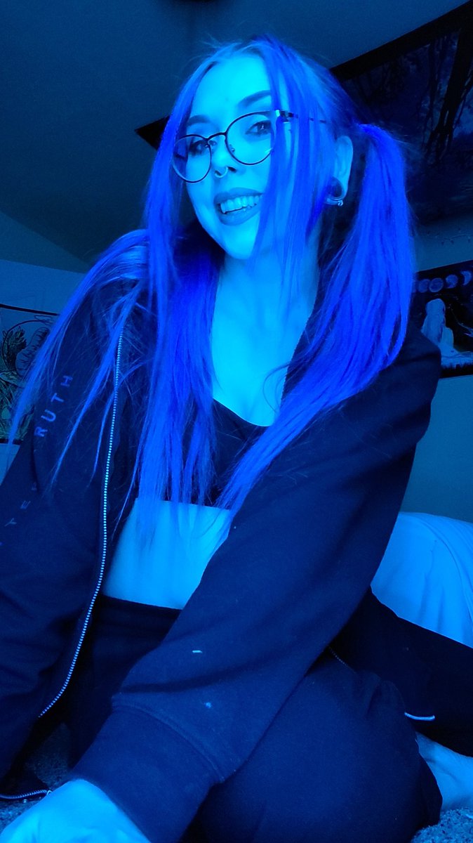 Glasses or no glasses? Im curious!
