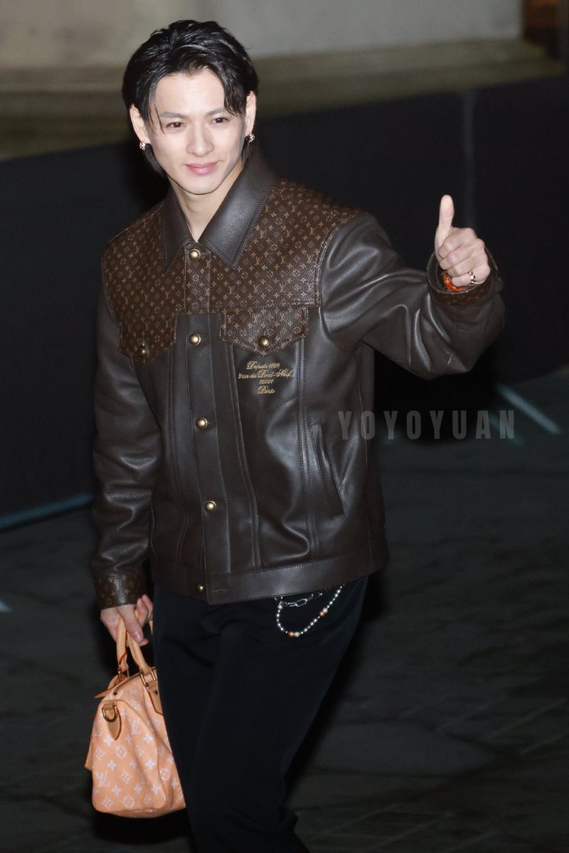 NUMBER_i_khj's tweet photo. 【平野紫耀】
ルイ・ヴィトン inパリ
ファンサ✌👍👋
📸https://t.co/OeB4OiVXp7
#LouisVuittonxShoHirano
#LVMenFW25 #LouisVuitton https://t.co/tR8TAwjgtq