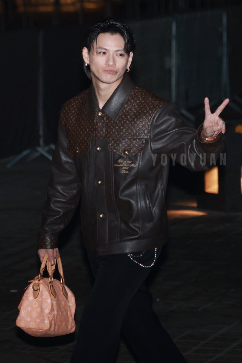 NUMBER_i_khj's tweet photo. 【平野紫耀】
ルイ・ヴィトン inパリ
ファンサ✌👍👋
📸https://t.co/OeB4OiVXp7
#LouisVuittonxShoHirano
#LVMenFW25 #LouisVuitton https://t.co/tR8TAwjgtq