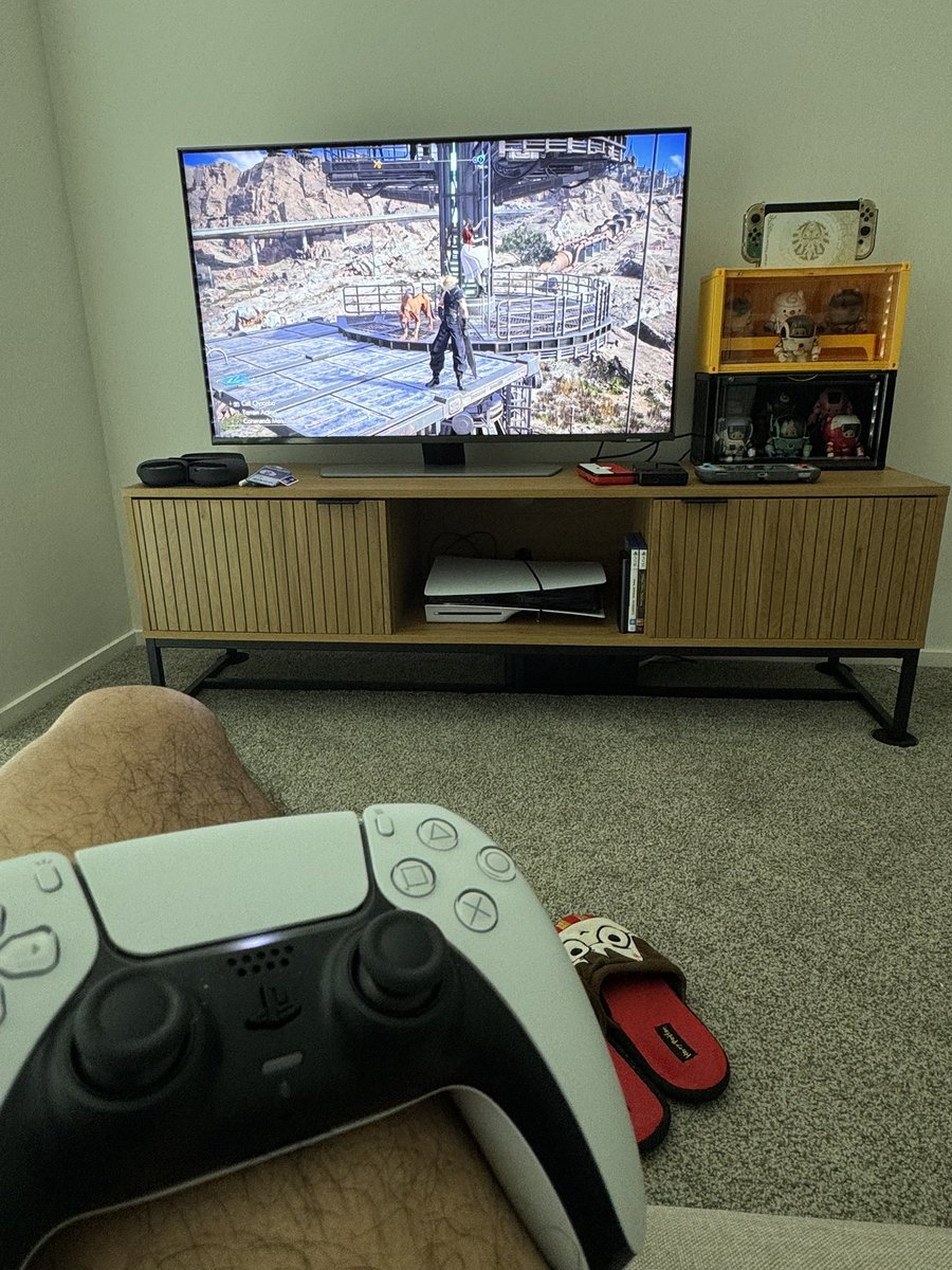 moonschoolnz's tweet photo. Play Final Fantasy VII x read Murakami x evening walks — repeat. Just chill days off then back to work. (Excuse my gorilla legs..) https://t.co/GAs8cQPElk