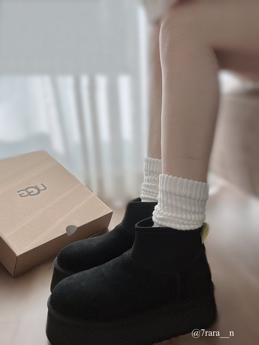 UGGの厚底はUNIQLOのルーズソックスと靴下屋のリブタイツが盛れるし