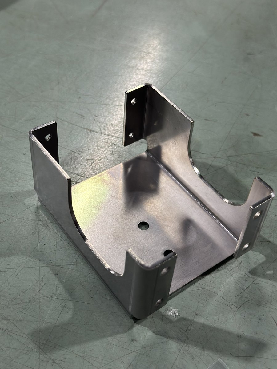 本日のMEVIY
3680円

MEVIYなかった時代は板金の加工限界を知らず
こんな形状を自信もって図面出せない

だからと言っていちいち見積もり取るのも手間だし
諦めて簡単な形状で部品点数増やして値段も上がるし組立も手間

MEVIY使い始めてからは
設計力も上がったし
部品費も半額くらいなってそう