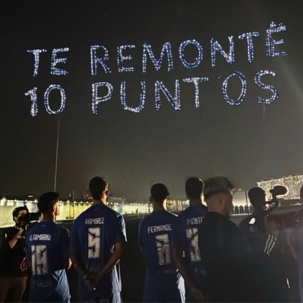 Parzibal__'s tweet photo. QUE HERMOSO EL SHOW DE DRONES https://t.co/fGZb0NtqA5