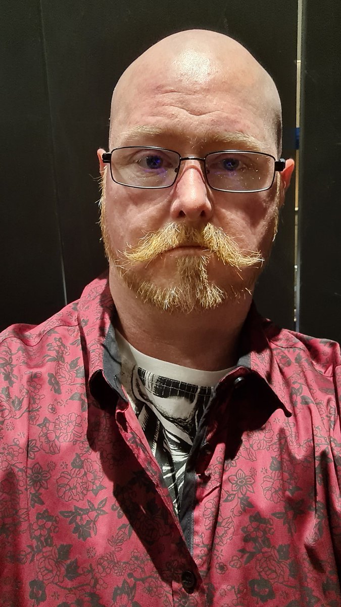 I got my haircut and a new shirt.

Tonight, I'm taking my partner to my favourite band who are over here from the USA.

#Lawrence #FamilyBusiness