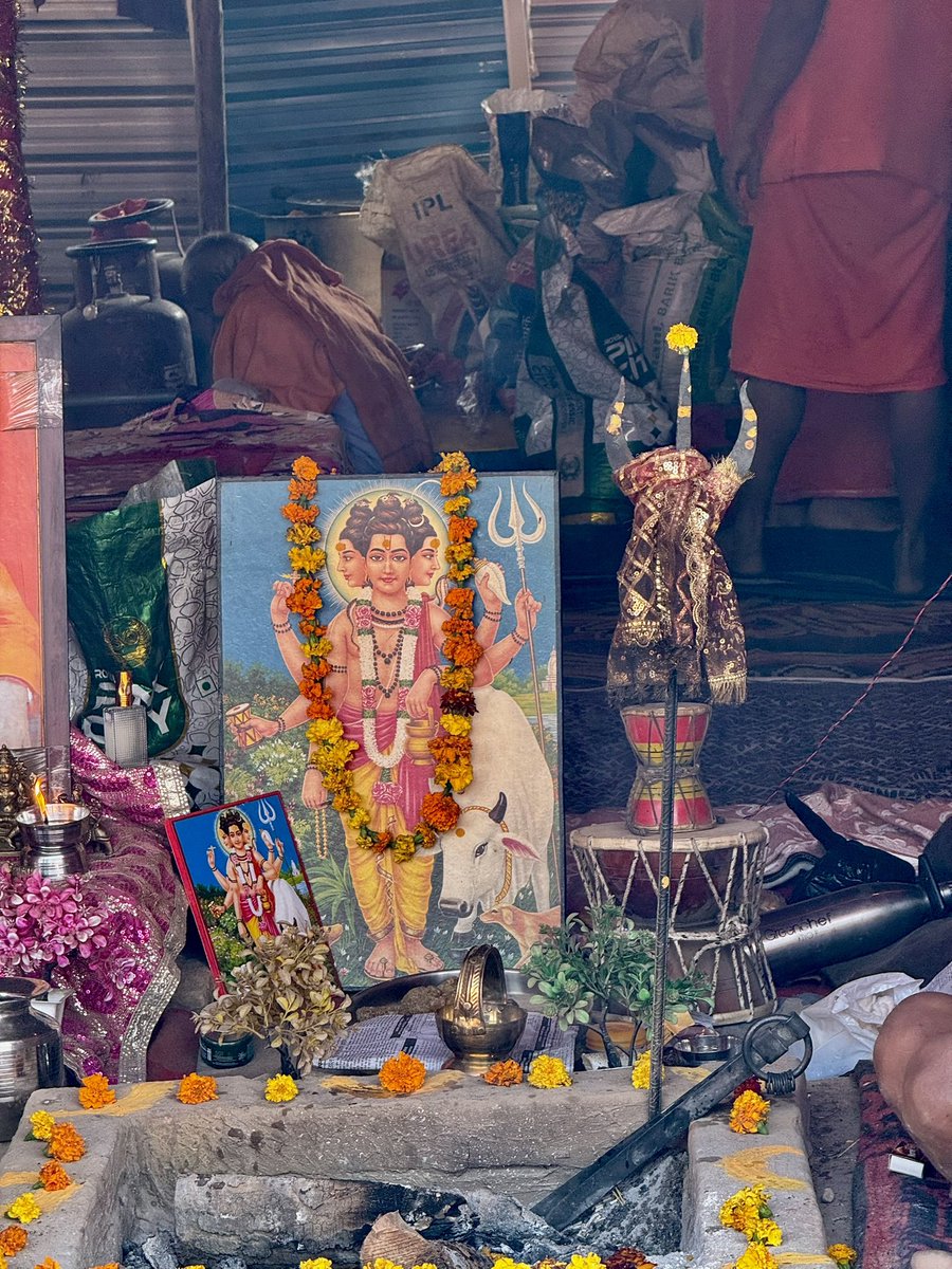sumitsaurabh's tweet photo. You need atleast half a day and a taxi for visiting the akhada and seeking the blessings from Naga Sadhus . 
There is no scarcity of food and water at any area in Kumbh district . 
But wear mask all the time since it’s too dusty . 
Washrooms are everywhere but definitely it won’t be as clean as you can imagine but the staff are trying their best to make sure you don’t see a piece of litter and trash .