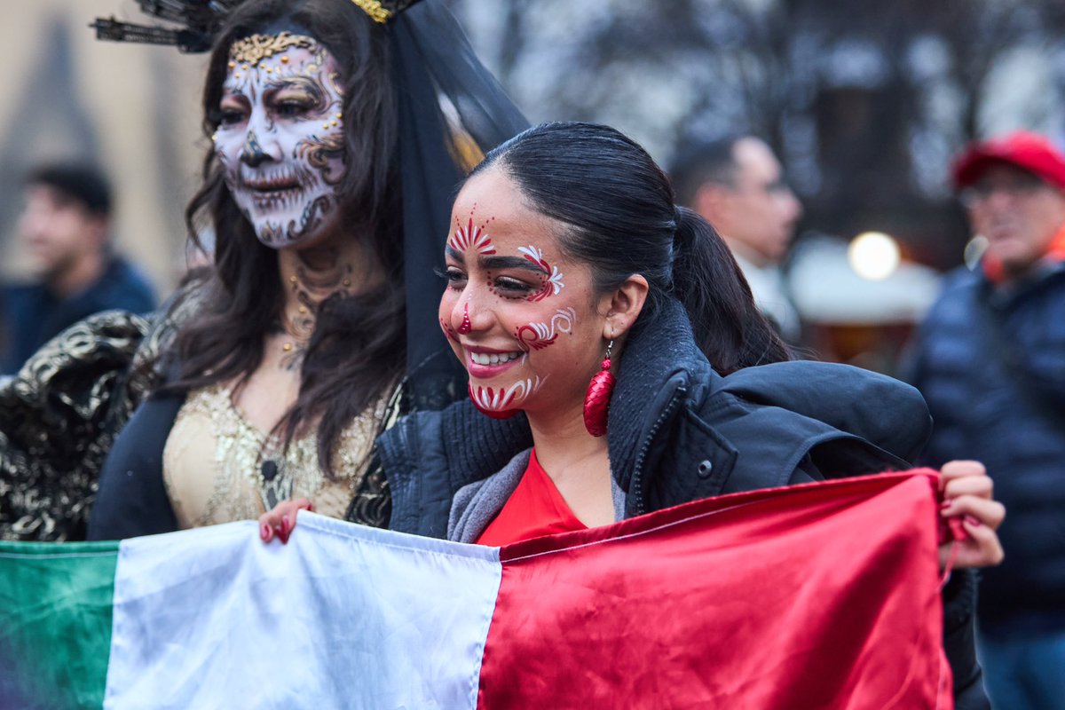 alefrausto's tweet image. ¡La fiesta de Día de Muertos llegó a Madrid!

Como parte de las actividades de la Ciudad de México en #FITUR2025, el color de las catrinas, la música y las calaveras recorrieron las calles madrileñas desde la Plaza Isabel II hasta la Plaza de España.

La fiesta más profunda de