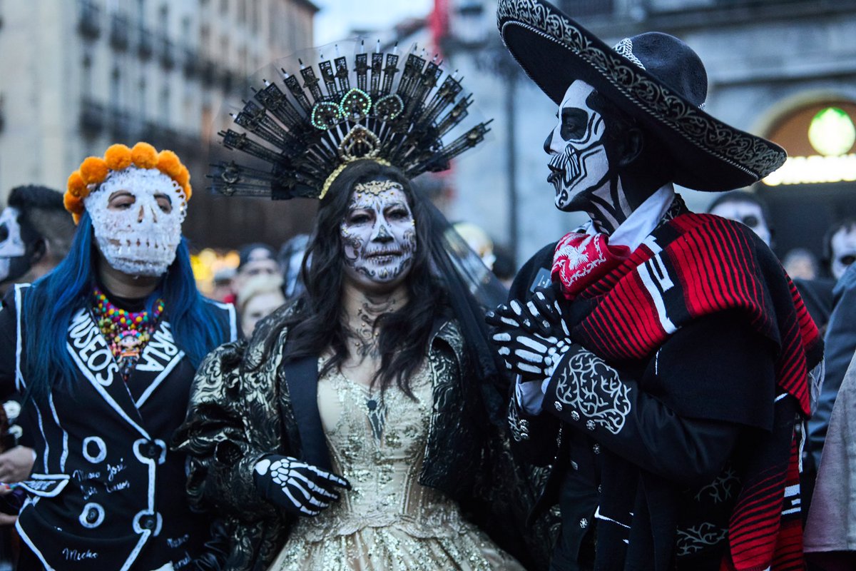 alefrausto's tweet image. ¡La fiesta de Día de Muertos llegó a Madrid!

Como parte de las actividades de la Ciudad de México en #FITUR2025, el color de las catrinas, la música y las calaveras recorrieron las calles madrileñas desde la Plaza Isabel II hasta la Plaza de España.

La fiesta más profunda de