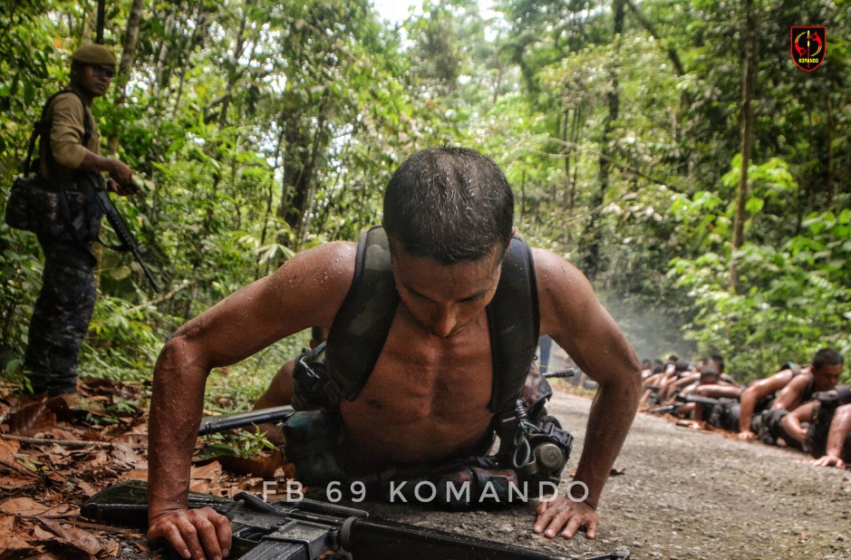 GengKNegara's tweet photo. "RAGU-RAGU SILA PULANG"

Gambar sekitar Kursus Asas 69 Komando, siri 1/2024 - Seramai 56 orang peserta menjalani Fasa Latihan cabaran ��Fighting in Jungle Area’ di Larut, Matang, Perak Oktober lepas.

Ia adalah fasa yang paling mencabar dalam latihan yang dihadapi mereka https://t.co/RfeeudmljV