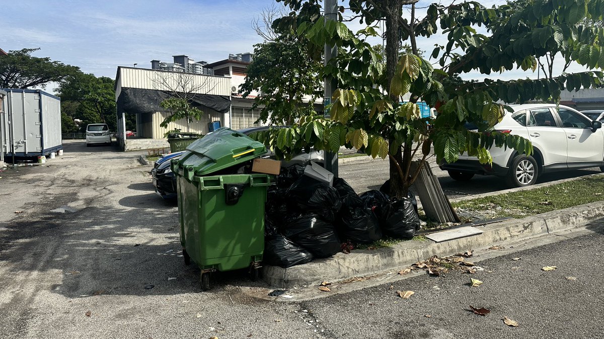 aiie123's tweet photo. @pjcitycouncil @AmirudinShari @cheanchung  

Sampah di ara permata ara damansara sudah 4 hari tidak di kutip. https://t.co/wWMjuVBUWA