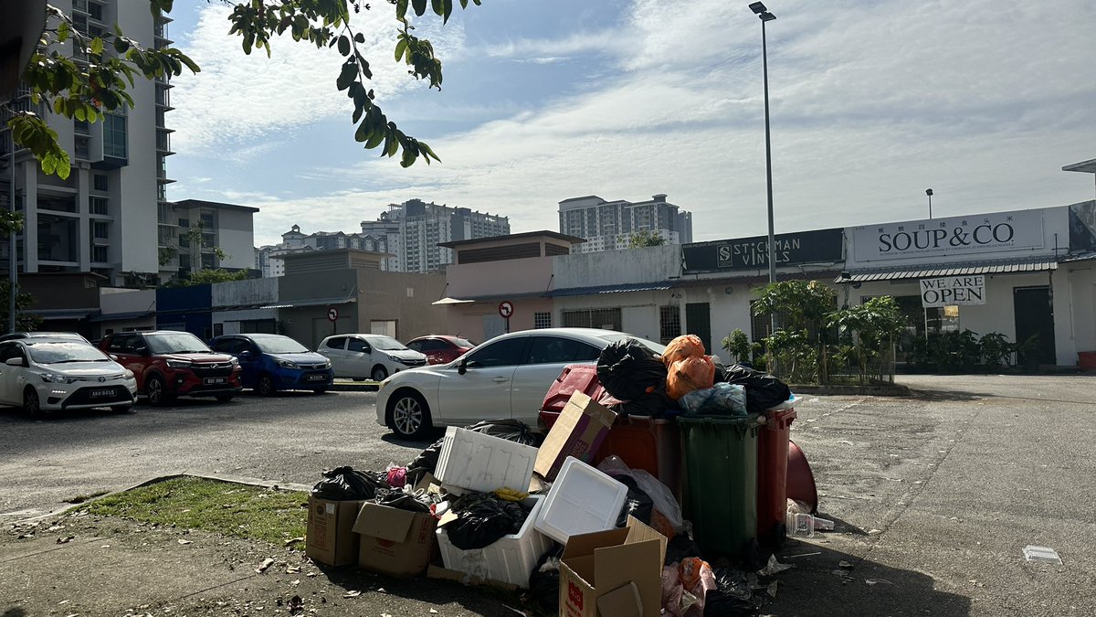 aiie123's tweet photo. @pjcitycouncil @AmirudinShari @cheanchung  

Sampah di ara permata ara damansara sudah 4 hari tidak di kutip. https://t.co/wWMjuVBUWA