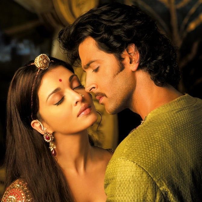 kkkKiran0's tweet photo. My soul belongs to this era.♥️
#HrithikRoshan https://t.co/zGEhfV1M9W