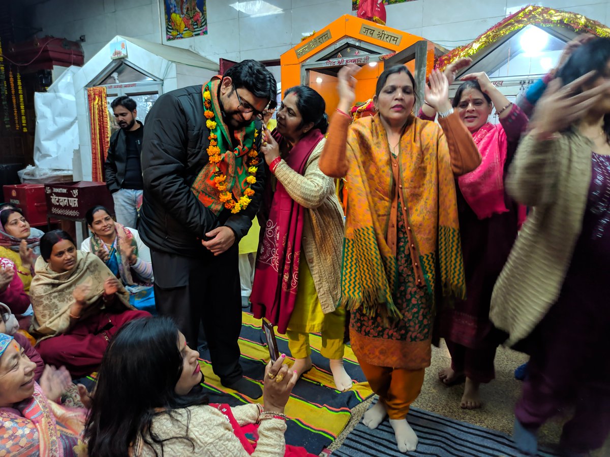 Advbhuvantanwar's tweet photo. दिल्ली कैंट विधानसभा के भाजपा प्रत्याशी भाई भुवन तंवर ने श्री सिद्धि हनुमान मंदिर में आयोजित भव्य कीर्तन कार्यक्रम में भाग लिया। इस अवसर पर प्रभु श्रीराम और श्री हनुमान जी की भक्ति में सभी भक्तों ने श्रद्धा और समर्पण भाव से हिस्सा लिया। #bhuvantanwar #delhicantt #Delhi https://t.co/gqJGIg755T