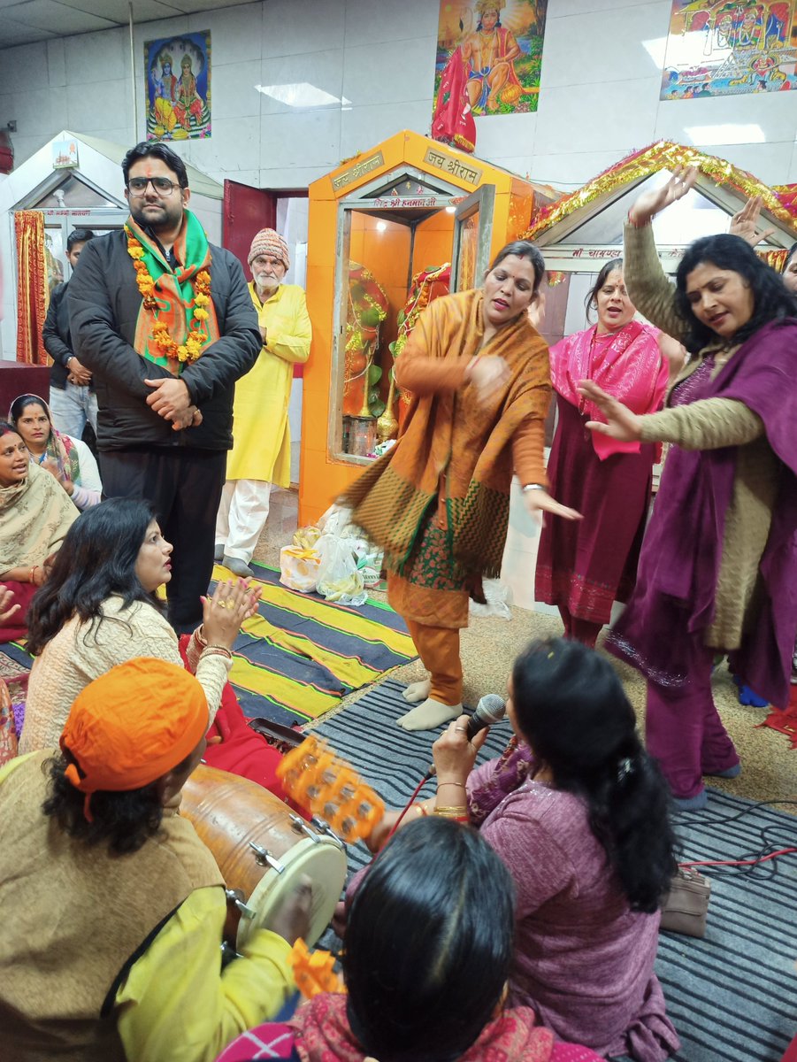 Advbhuvantanwar's tweet photo. दिल्ली कैंट विधानसभा के भाजपा प्रत्याशी भाई भुवन तंवर ने श्री सिद्धि हनुमान मंदिर में आयोजित भव्य कीर्तन कार्यक्रम में भाग लिया। इस अवसर पर प्रभु श्रीराम और श्री हनुमान जी की भक्ति में सभी भक्तों ने श्रद्धा और समर्पण भाव से हिस्सा लिया। #bhuvantanwar #delhicantt #Delhi https://t.co/gqJGIg755T
