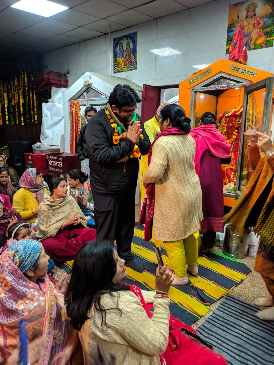 Advbhuvantanwar's tweet photo. दिल्ली कैंट विधानसभा के भाजपा प्रत्याशी भाई भुवन तंवर ने श्री सिद्धि हनुमान मंदिर में आयोजित भव्य कीर्तन कार्यक्रम में भाग लिया। इस अवसर पर प्रभु श्रीराम और श्री हनुमान जी की भक्ति में सभी भक्तों ने श्रद्धा और समर्पण भाव से हिस्सा लिया। #bhuvantanwar #delhicantt #Delhi https://t.co/gqJGIg755T