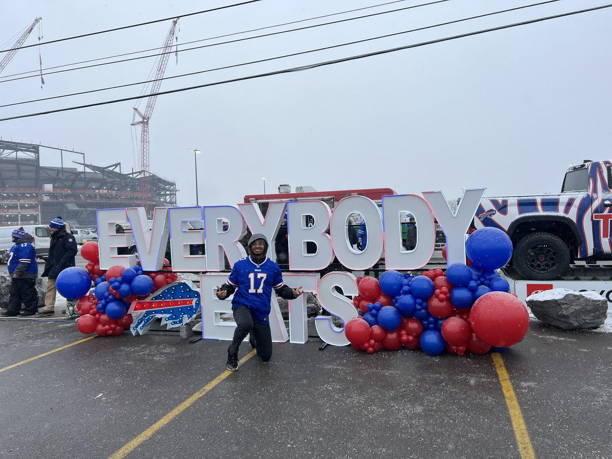 KaedenJohnson16's tweet photo. Had a great time at Highmark stadium this weekend watching the @BuffaloBills beat the ravens in a great game! I also got to meet one of my favorite quarterbacks also! @RyanFit55253291
#BillsMafia #LetsGoBuffalo #Nfl #Playoffs #BlessedAndGrateful #playoffweather https://t.co/YCGcun2cYx
