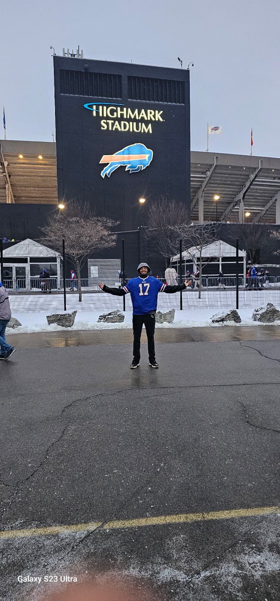 KaedenJohnson16's tweet photo. Had a great time at Highmark stadium this weekend watching the @BuffaloBills beat the ravens in a great game! I also got to meet one of my favorite quarterbacks also! @RyanFit55253291
#BillsMafia #LetsGoBuffalo #Nfl #Playoffs #BlessedAndGrateful #playoffweather https://t.co/YCGcun2cYx