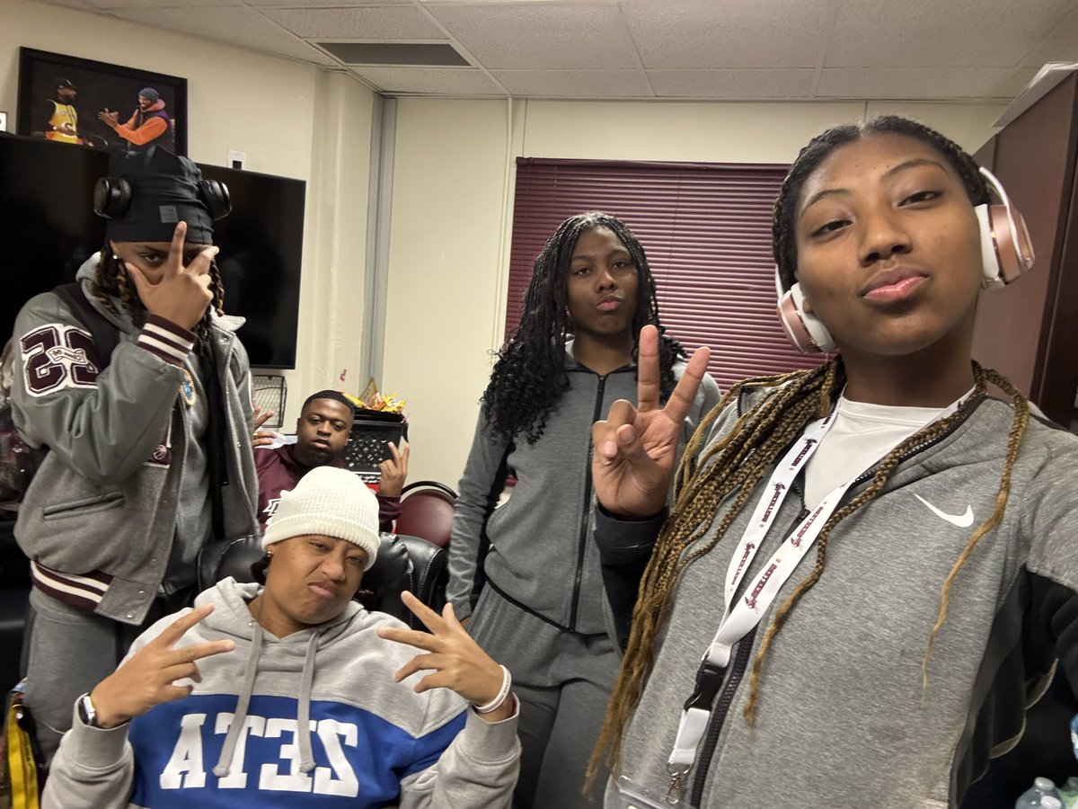 My Dawg TEAM SHOWED UP AND SHOWED OUT TONIGHT!!! Love these seniors!!!! Our connection is something special. <a href="/MMayes_2025/">Ma’Kayla Mayes</a> <a href="/KaMyaT25/">ktfadez</a> <a href="/SamiyaMahr/">Samiya Mahr</a>