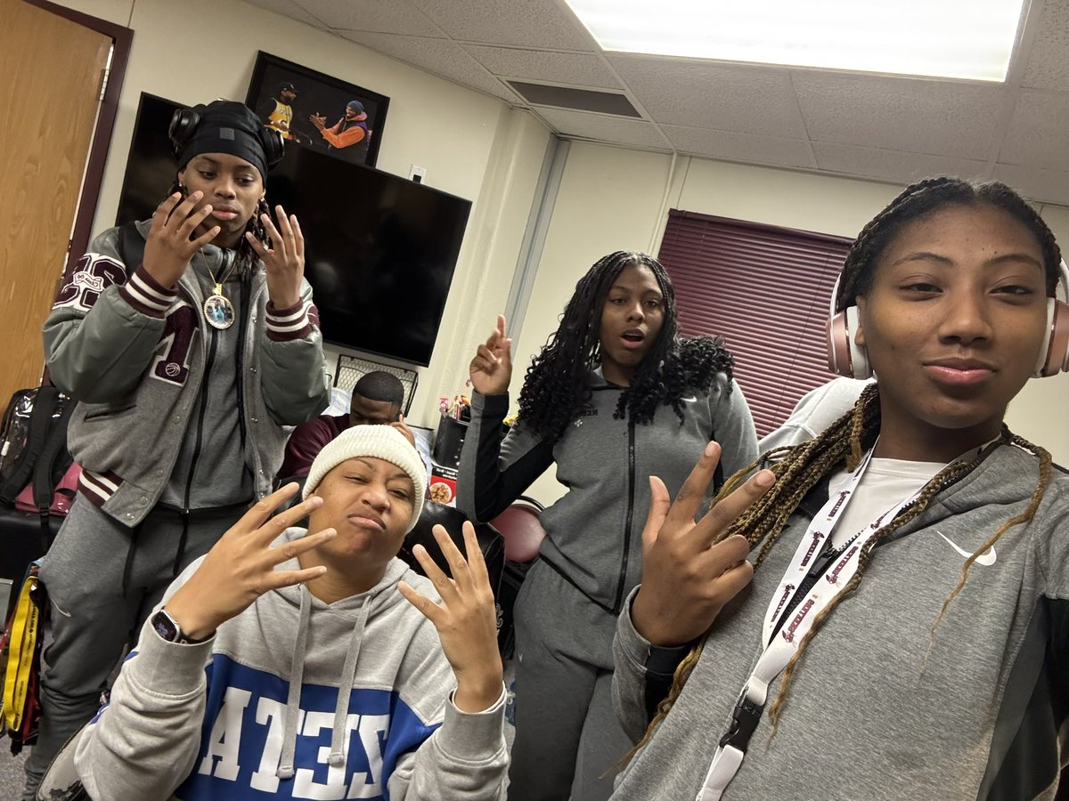 CoachKBaker41's tweet photo. My Dawg TEAM SHOWED UP AND SHOWED OUT TONIGHT!!! Love these seniors!!!! Our connection is something special. @MMayes_2025 @KaMyaT25 @SamiyaMahr https://t.co/8KAIRzIbUi