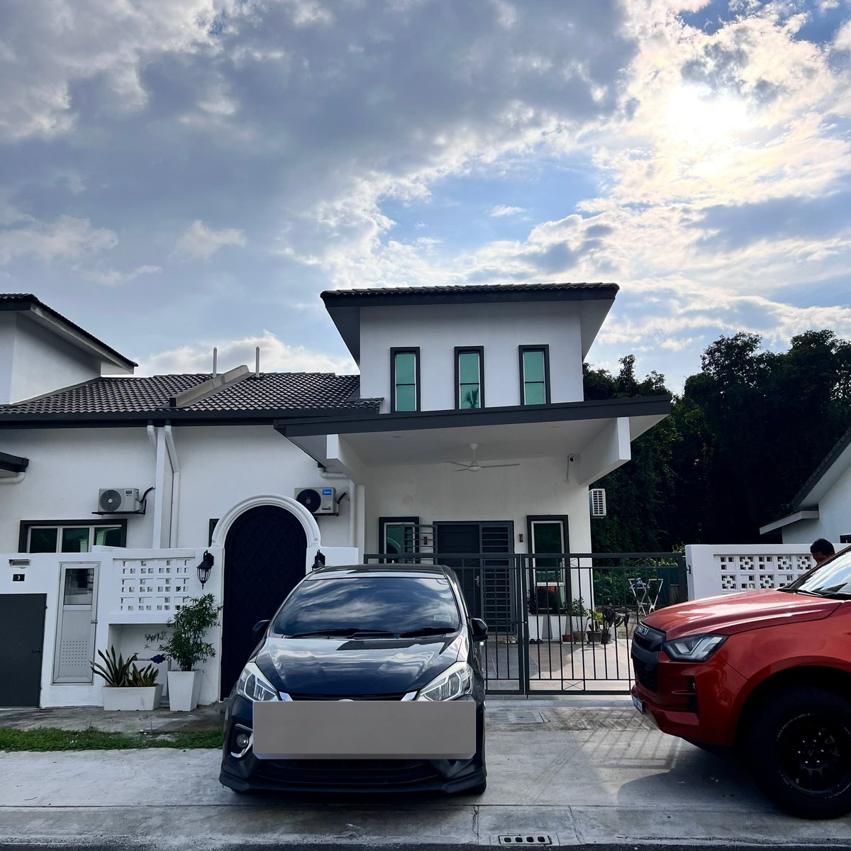 najlalotfi's tweet photo. Alhamdulillah rezeki dpt beli rumah semi-D dkt selangor rm328k masa 2020🤲🏻 walaupun jauh sikit asalkan bulanan tak terlalu keras😭 RM1.3k setiap bulan masih mampu lagi . Smoga sentiasa dilancarkan rezeki dan kudrat🥹 https://t.co/7jzWzfIRun