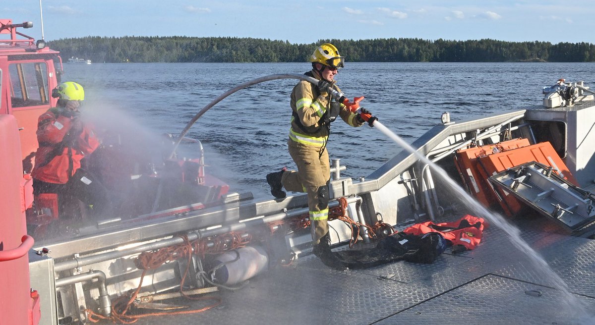 Mitä pukea päälle vesipelastustehtävälle⁉️

Lue vastaus hankeasiantuntija/palomestari @villetuovine blogista: buff.ly/3PKGJ52  

‼️ Haku Pelastustoimen venetoiminnan kouluttajakoulutukseen päättyy 31.1. Lue lisää: buff.ly/3E4fcZM  

#PETOVEKO #venetoiminta