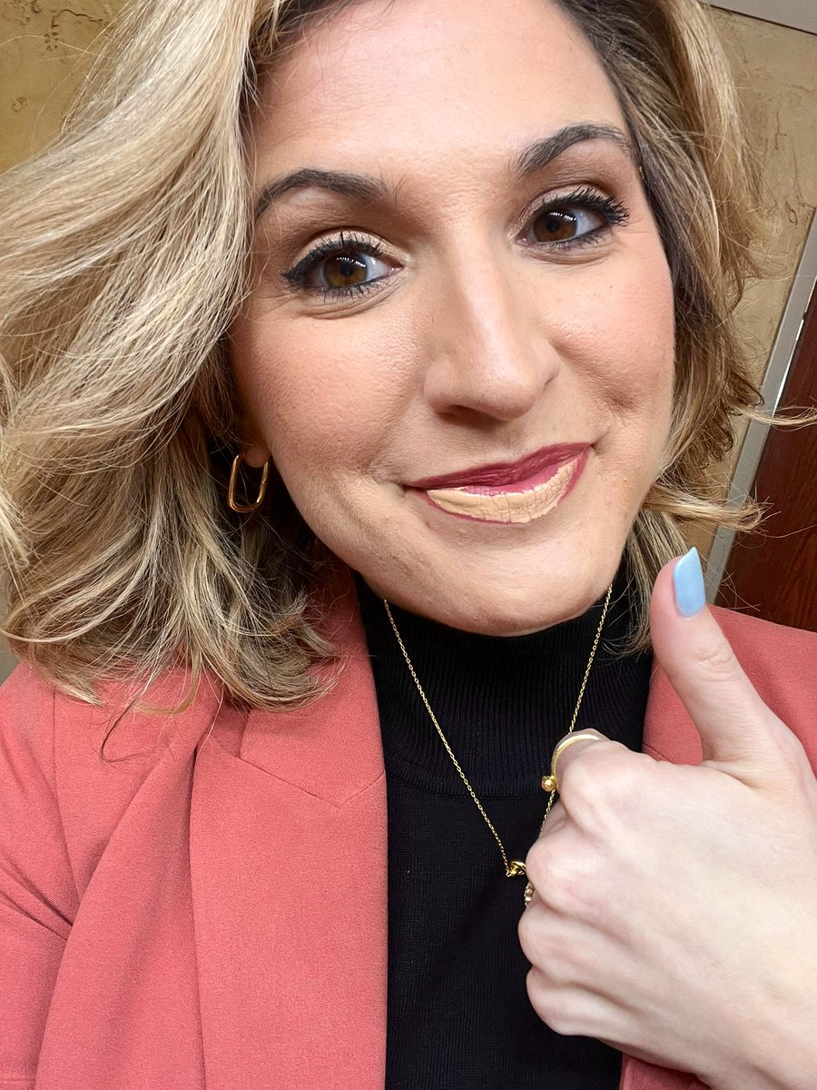 LauraMonteverdi's tweet photo. When you reach for your lip gloss, but grab your concealer instead 🤣🤣🤣 #makeupfail https://t.co/Q95vS1x13h