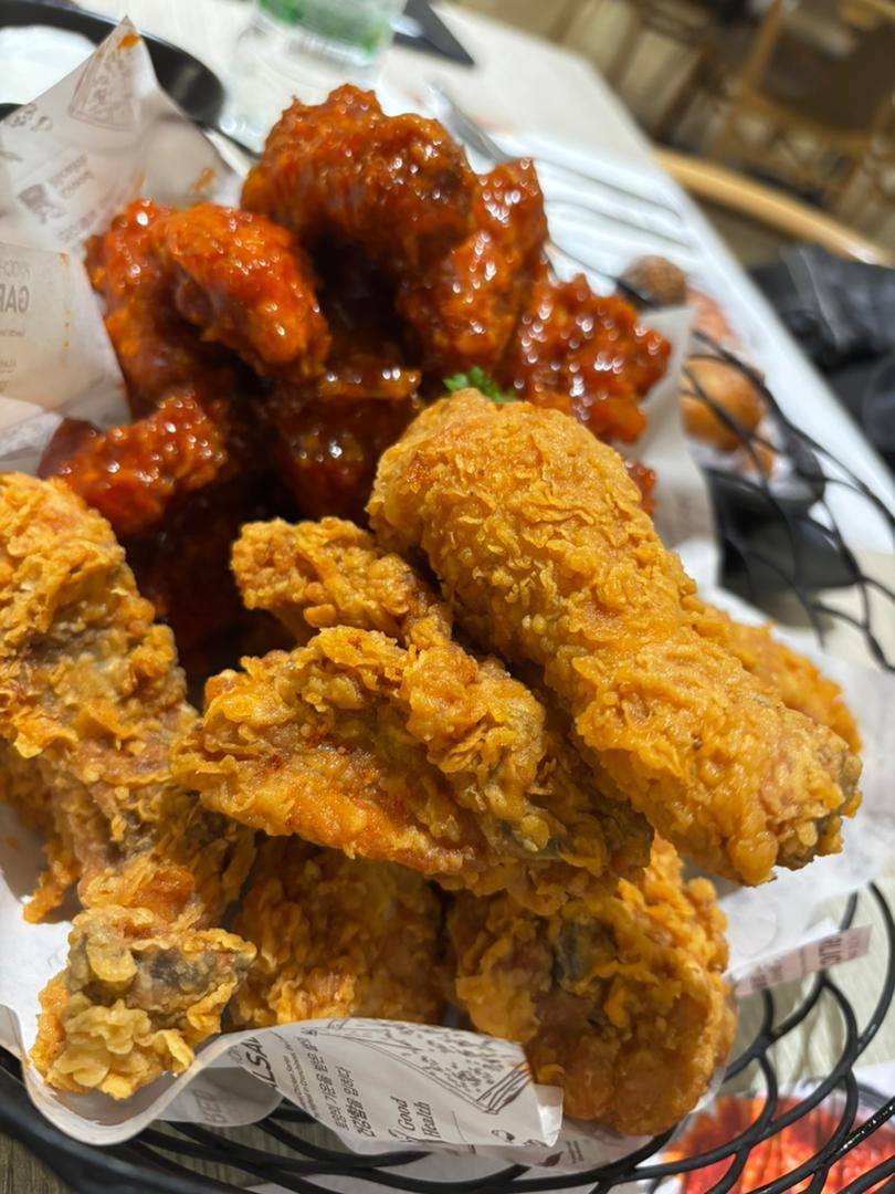 Dapat tahu boleh menang hadiah best-best, terus pergi Kyochon kat KB ni tadi nak makan ayam Yangnyeom &amp; Real Fried yang whole chicken tu. Bawa family cuti-cuti sekolah ni memang berbaloi share ramai whole ayam. Sesuai bawa anak-anak juga. Ayam crispy, pedas manis.